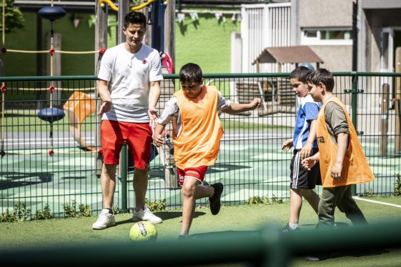 Leerlingen voetballen tijdens turnles in De leerexpert Jozef Van Poppelstraat